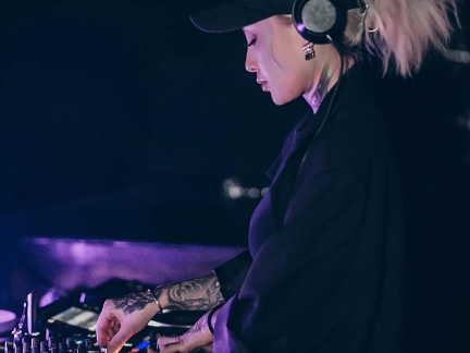 DJ25嗨嗨网-零点复古迪斯科现场狂欢