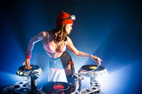 越夜越疯！超越 DISCO 全场狂欢，中文金曲 + 异国节奏轮番炸场