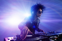 放下啤酒来舞池！MC 快乐邀你，尖叫发泄烦心事，摇头速度加快