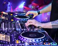 DJ嗨嗨网引领都市潮流，以顶尖 CLUB 音乐为核，打造彰显独特魅力的高端动感舞台